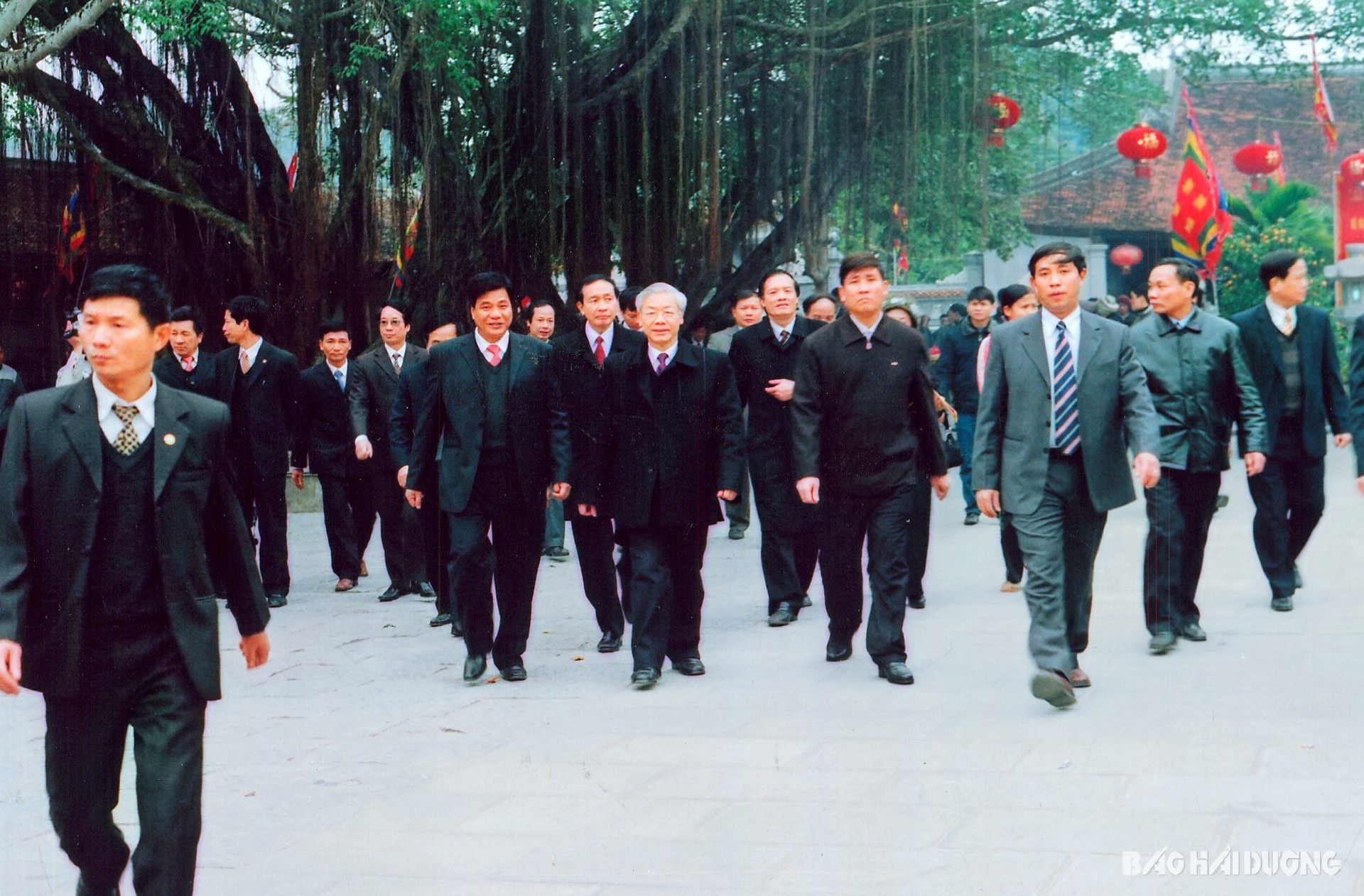 Ảnh 3: Sau khi nói chuyện thân mật với các đồng chí lãnh đạo tỉnh, đồng chí Chủ tịch Quốc hội Nguyễn Phú Trọng tới thăm di tích Kiếp Bạc
