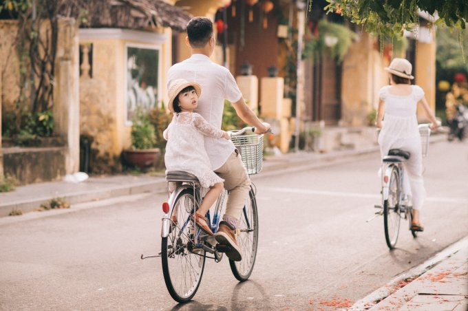 Du khách Việt đạp xe tham quan Hội An. Ảnh: Nguyễn Hữu Phương Uyên