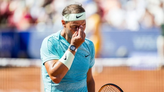 Nadal thất vọng sau một điểm thua ở trận gặp Borges, trên sân Trung tâm ở Bastad, Thụy Điển hôm 21/7. Ảnh: Reuters