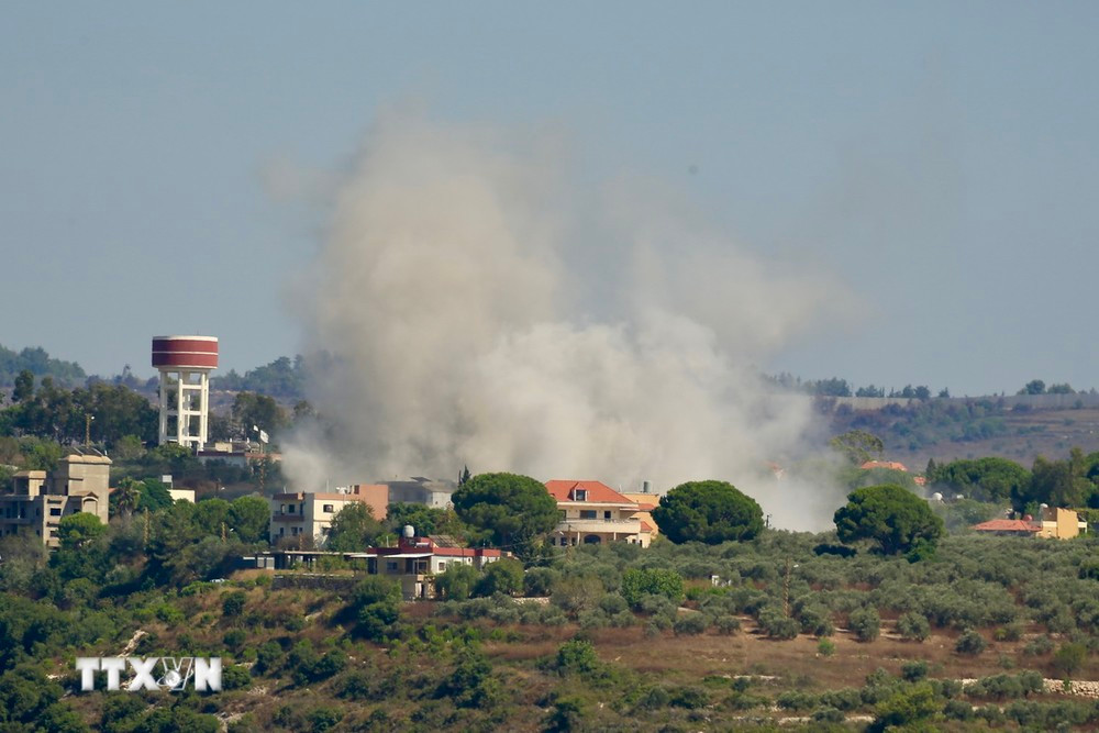Khói bốc lên sau một cuộc không kích của Israel tại Tayr Harfa, Liban. (Ảnh: THX/TTXVN)