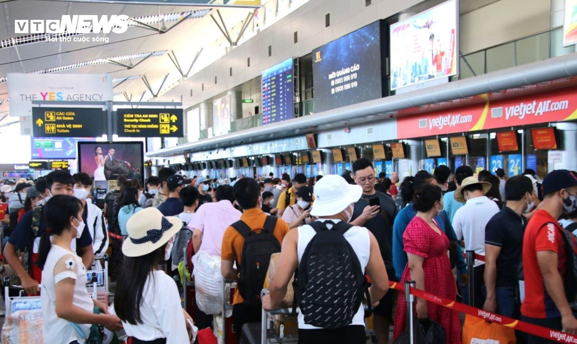 Hành khách làm thủ tục tại Sân bay Quốc tế Đà Nẵng.
