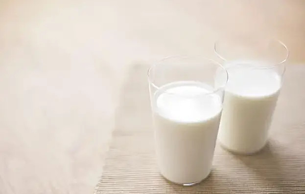 Uống sữa ít có tác dụng giúp bạn ngủ ngon. Ảnh: Paper