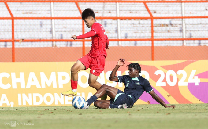 Việt Nam (áo đỏ) trong trận thua Australia 2-6 tại giải U19 Đông Nam Á ở Indonesia, ngày 21/7. Ảnh: Đoàn Huynh