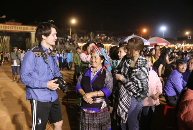 French-Vietnamese director François Bibonne (left) meets a native woman in the northern mountainous province of Ha Giang when making the movie 