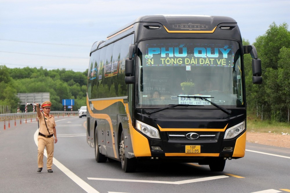 Cảnh sát giao thông Thừa Thiên-Huế ra hiệu lệnh dừng xe, kiểm tra giấy tờ của tài xế trên tuyến La Sơn-Túy Loan. (Ảnh: Đỗ Trưởng/TTXVN)