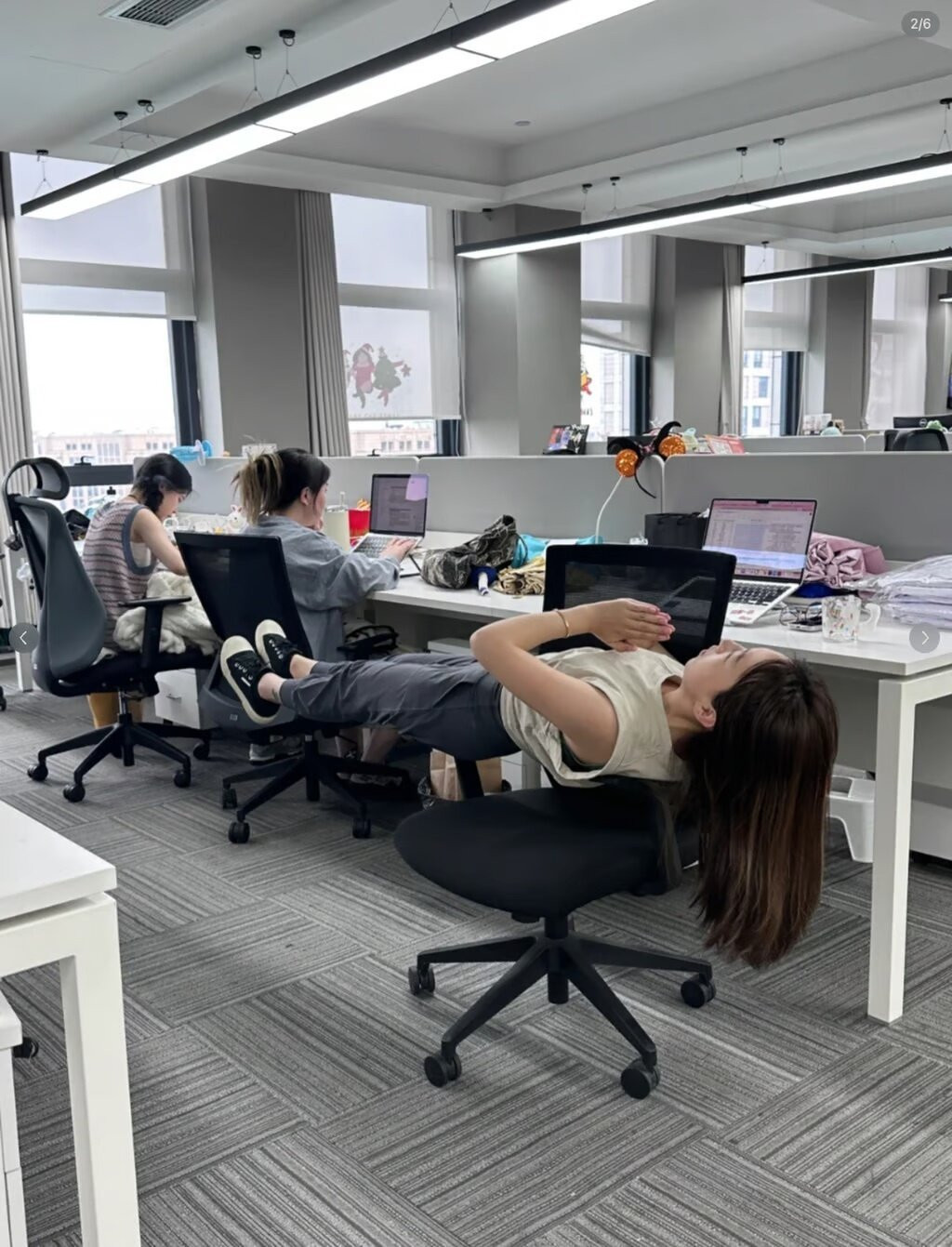Ngay cả ghế văn phòng cũngđược sử dụng để thực hiện bài tập. (Ảnh: Xiaohongshu)