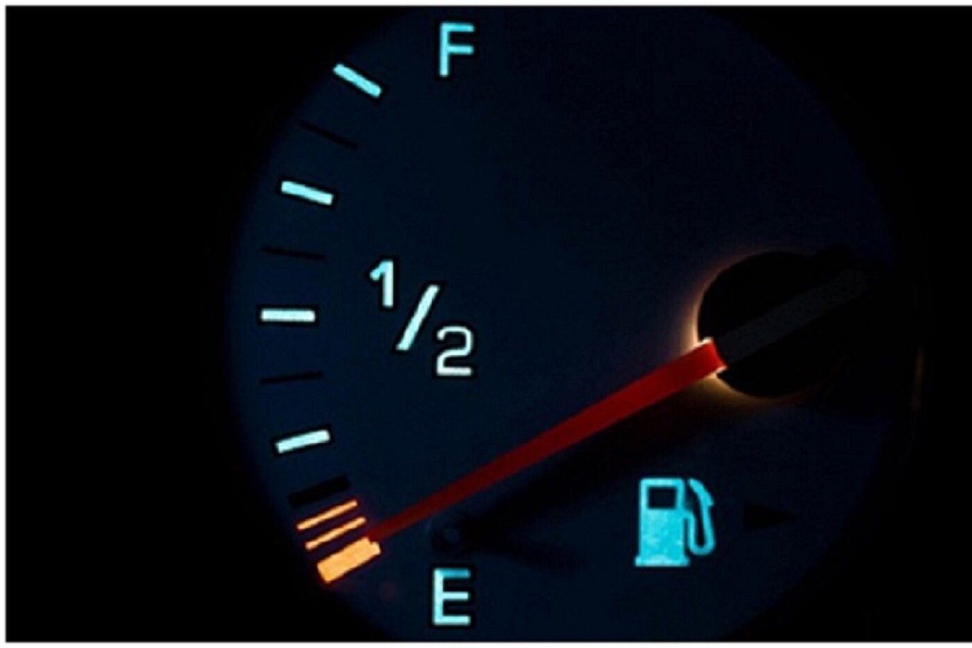 Nhiều tài xế có thói quen để bình xăng ô tô cạn kiệt mới đổ, điều này khiến xe có thể chết máy đột ngột giữa đường. (Ảnh minh họa).