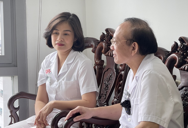 Bác sĩ Đông (phải) cùng điều dưỡng Hồng chia sẻ về thời gian chăm sóc Tổng bí thư. Ảnh: Bệnh viện cung cấp