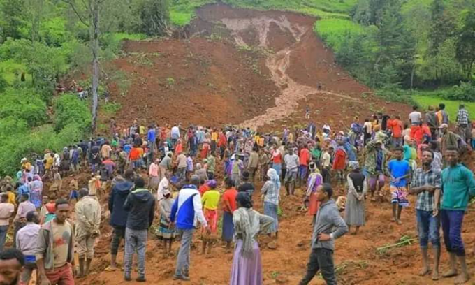 Người dân tập trung bên sườn đồi để tham gia tìm kiếm các nạn nhân trong vụ lở đất kép ngày 22/7. Ảnh: EBC