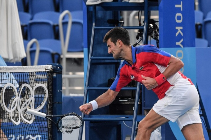 Djokovic đập vợt, rồi ném vợt tại Olympic Tokyo ba năm trước ở Nhật Bản. Ảnh: Reuters