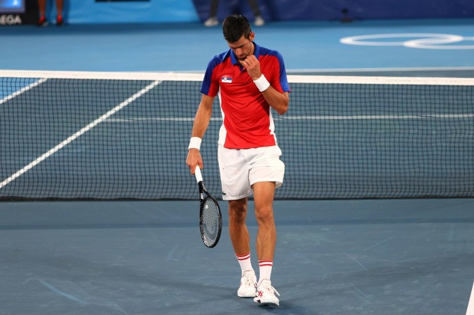 Djokovic thất vọng sau một điểm thua ở trận bán kết với Zverev tại Olympic Tokyo ba năm trước. Ảnh: Reuters