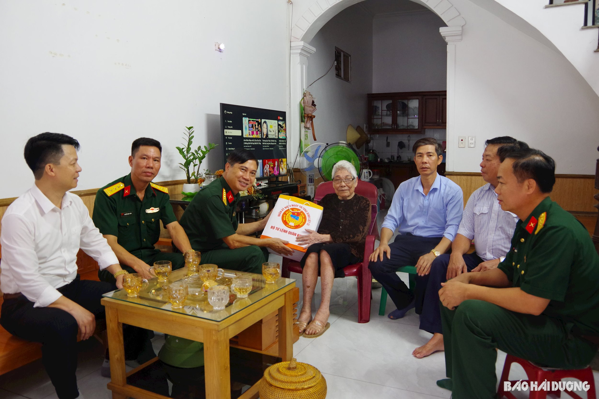 Đại tá Bùi Vinh Được, Phó Chính uỷ Bộ Chỉ huy quân sự tỉnh trao quà cho bà Vũ Thị Tĩnh, sinh năm 1938, vợ liệt sĩ, ở thị trấn Nam Sách