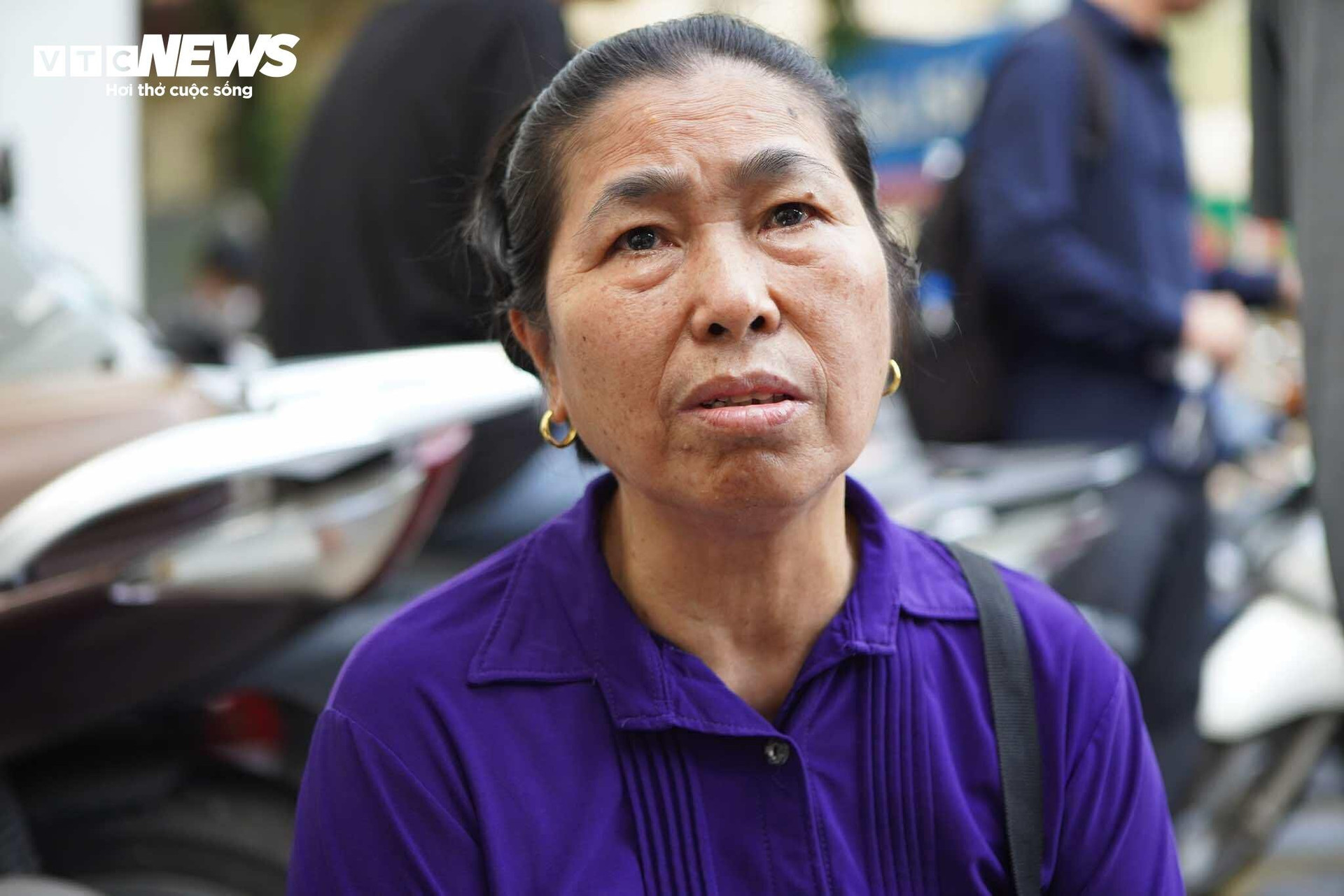 Bà Huệ đi hơn 30km tới viếng Tổng Bí thư Nguyễn Phú Trọng.