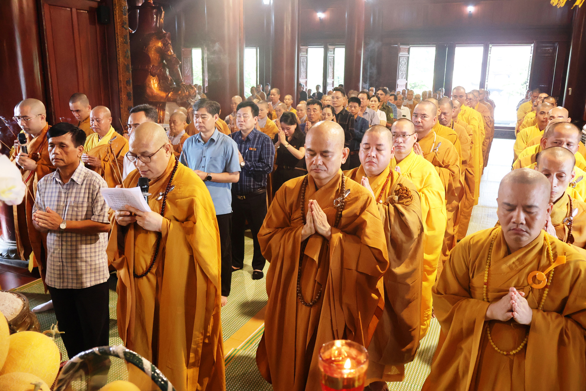 Thượng tọa Thích Thanh Vân, Trưởng Ban Trị sự Giáo hội Phật giáo tỉnh cùng các đại biểu, tăng ni tụng kinh cầu siêu Tổng Bí thư 