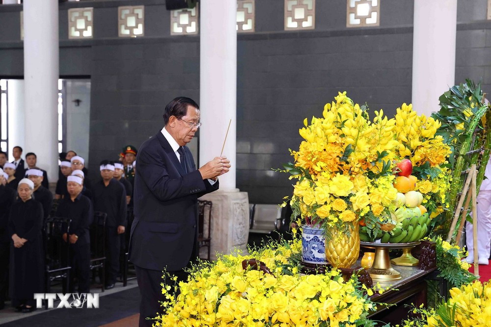 Đoàn Vương quốc Campuchia do Chủ tịch Đảng Nhân dân Campuchia, Chủ tịch Thượng viện Campuchia Hun Sen làm Trưởng đoàn, viếng Tổng Bí thư Nguyễn Phú Trọng. (Ảnh: TTXVN)