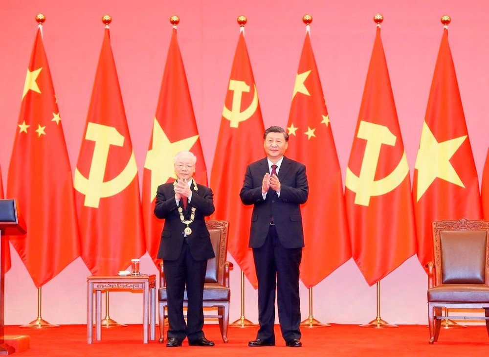 Tổng Bí thư-Chủ tịch Trung Quốc Tập Cận Bình trao Huân chương Hữu nghị tặng Tổng Bí thư Nguyễn Phú Trọng. (Ảnh: Trí Dũng/TTXVN)