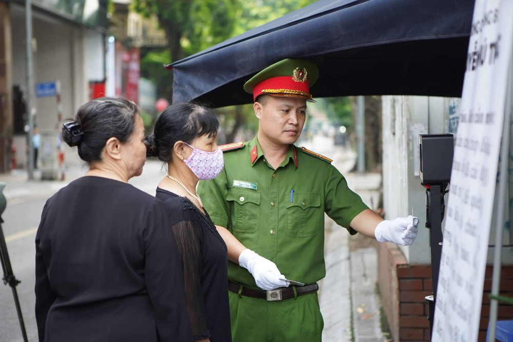 Người dân có thể vào viếng Tổng Bí thư Nguyễn Phú Trọng từ 17 giờ chiều nay. (Ảnh: PV/Vietnam+)