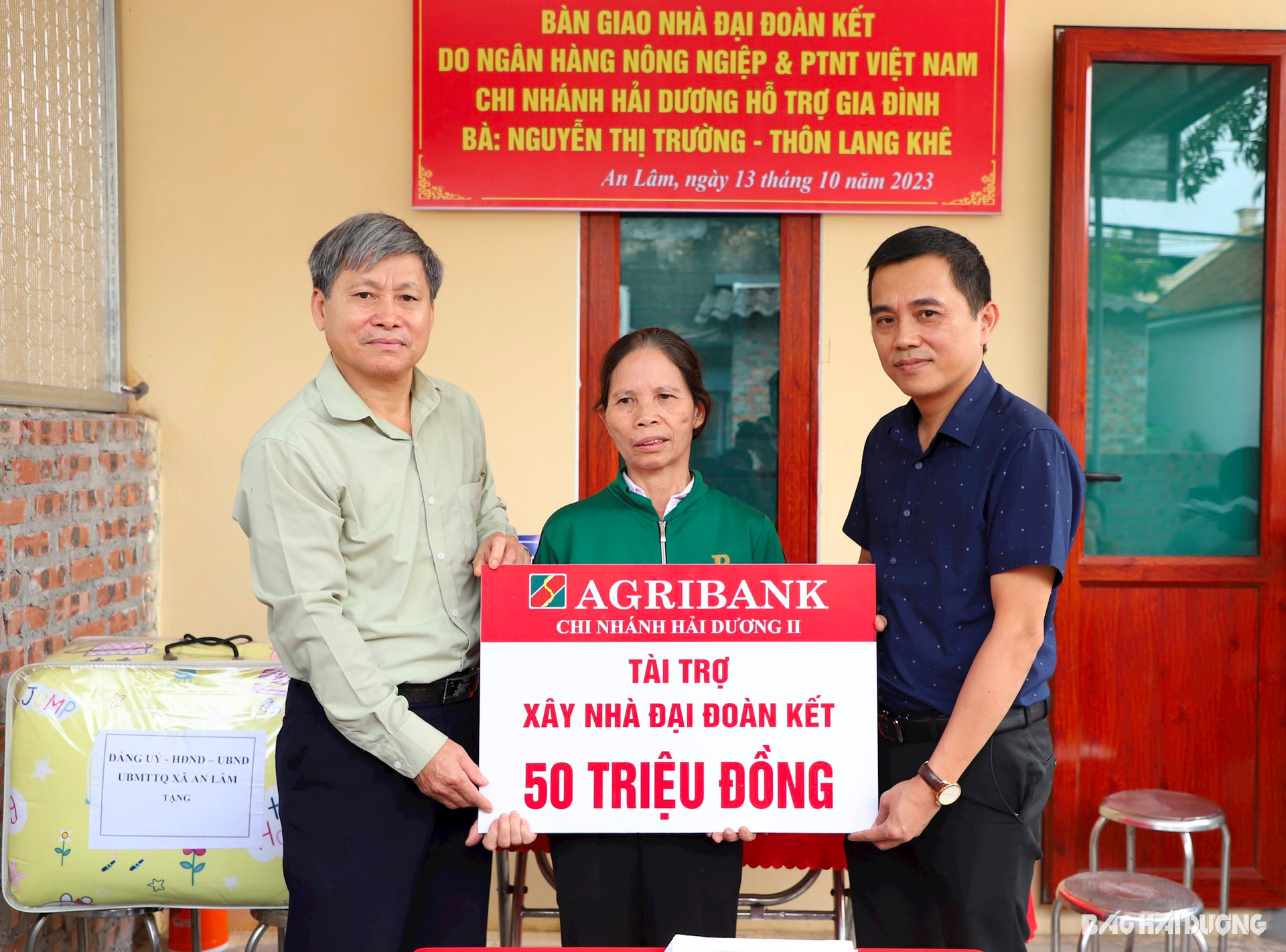 Lãnh đạo Uỷ ban MTTQ tỉnh và đại diện Ngân hàng Agribank chi nhánh Hải Dương II trao biểu trưng hỗ trợ một hộ nghèo ở huyện Nam Sách xây nhà 