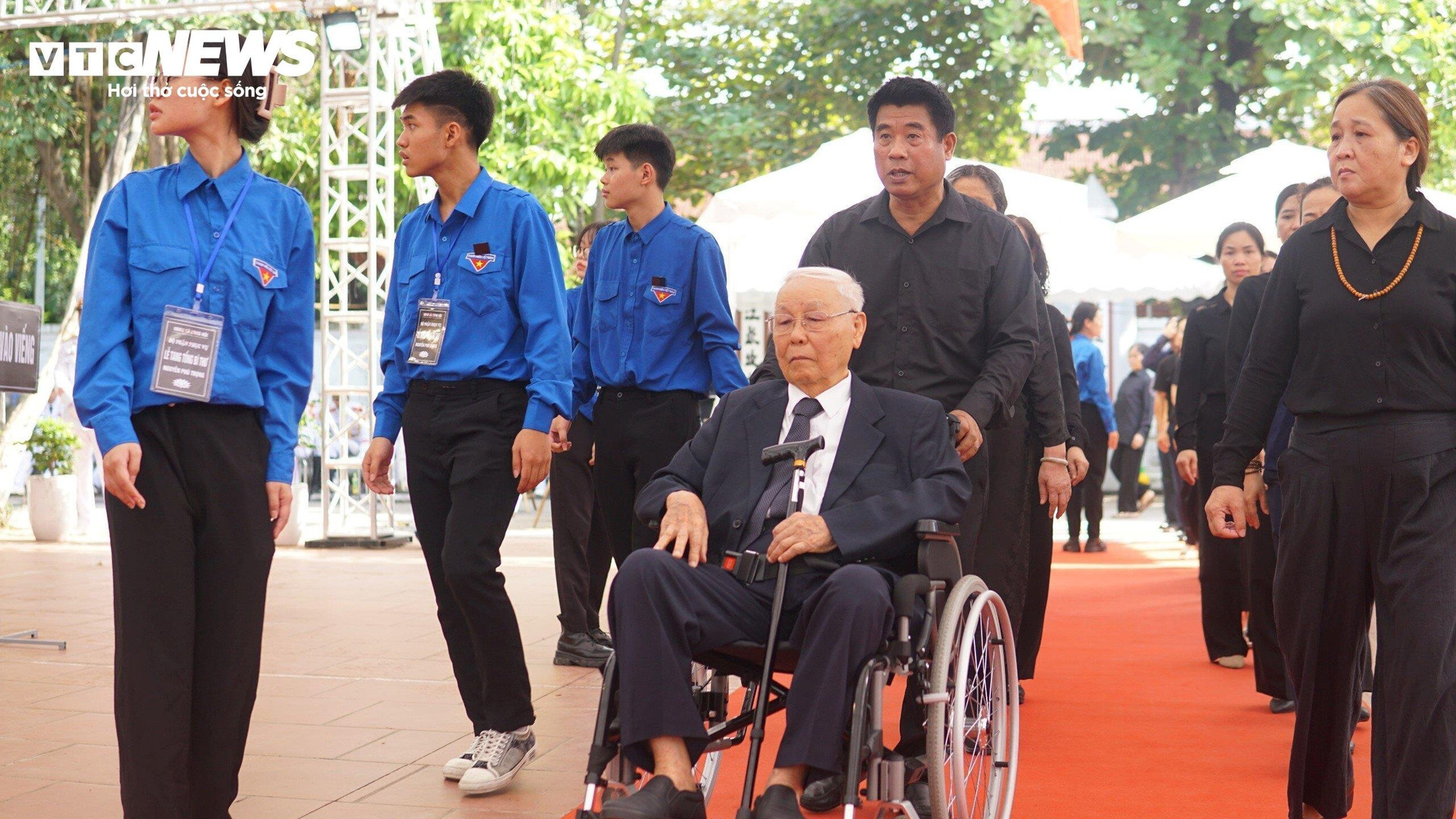 Ông Nguyễn Trọng Vĩnh, thầy giáo của Tổng Bí thư Nguyễn Phú Trọng được người thân đưa tới viếng học trò tại quê nhà xã Đông Hội.