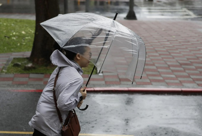 Một phụ nữ trên đường ở Đài Bắc khi bão số 3 đi qua. Ảnh: AP