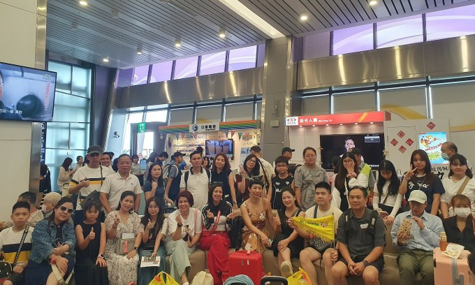 Đoàn khách Việt kẹt ở Đài Loan của Hoàng Việt Travel tại sân bay Đài Trung sáng 26/7. Ảnh: NVCC