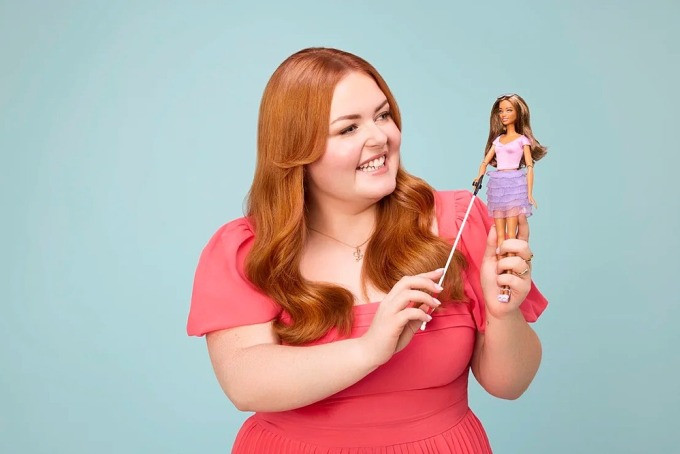 Lucy Edward chụp hình cùng búp bê Barbie. Ảnh: PA Wire