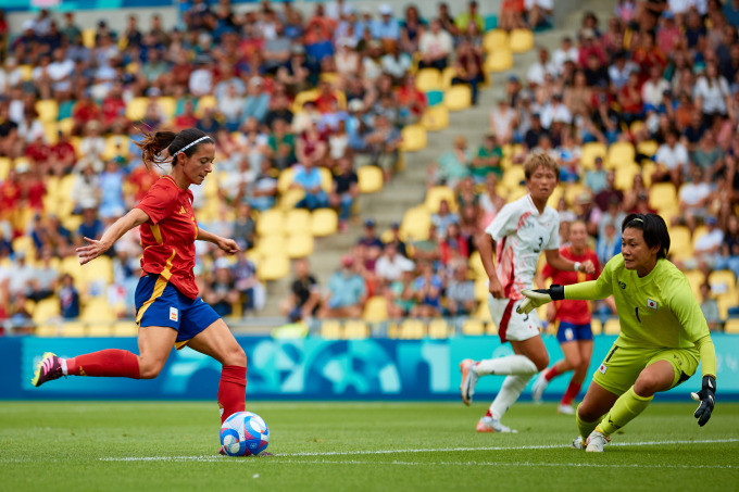 Aitana Bonmati (trái) ghi bàn gỡ hòa 1-1 cho Tây Ban Nha trước Nhật Bản. Ảnh: SEFF