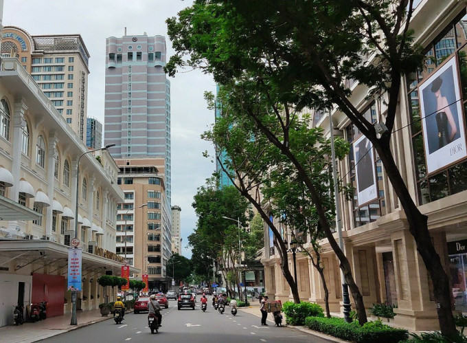 Tuyến đường Đồng Khởi, đoạn Nguyễn Du đến Tôn Đức Thắng, tập trung phần lớn khách sạn từ 3 đến 5 sao của TP HCM. Ảnh: Nguyễn Nam