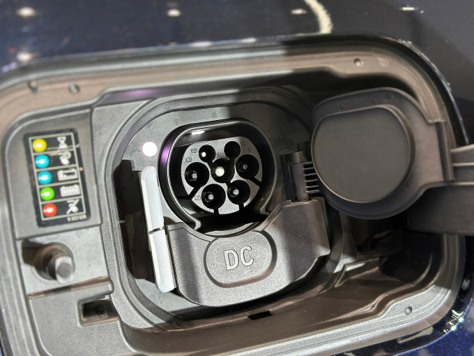 Cổng sạc trên mẫu xe thuần điện BMW iX3. Ảnh: Thành Nhạn