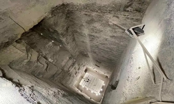 Hầm thẳng đứng chạy dọc trung tâm kim tự tháp Djoser. Ảnh: Paleotechnic