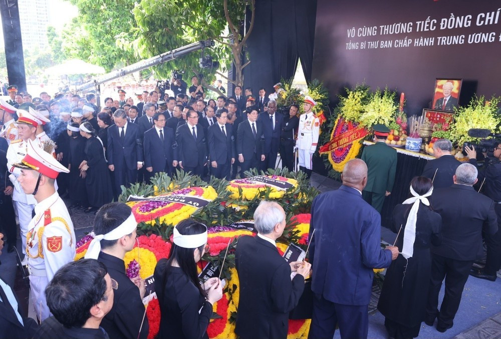 At the burial ceremony for General Secretary of the Communist Party of Vietnam Central Committee Nguyen Phu Trong at Mai Dich Cemetery in Hanoi on July 26. (Photo: VNA)