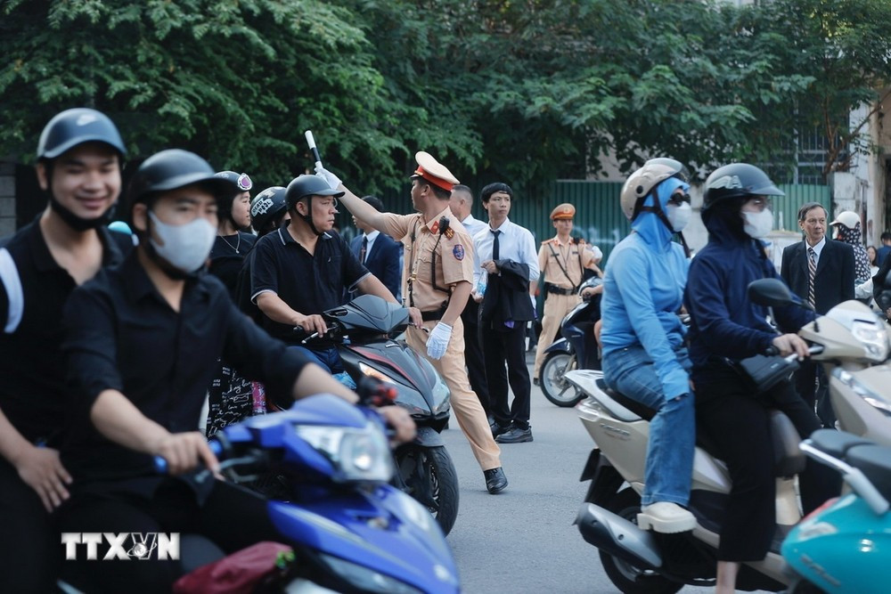 Lực lượng Cảnh sát Giao thông phân luồng giao thông khu vực ngã tư Trần Hưng Đạo-Lê Thánh Tông. (Ảnh: Minh Quyết/TTXVN)