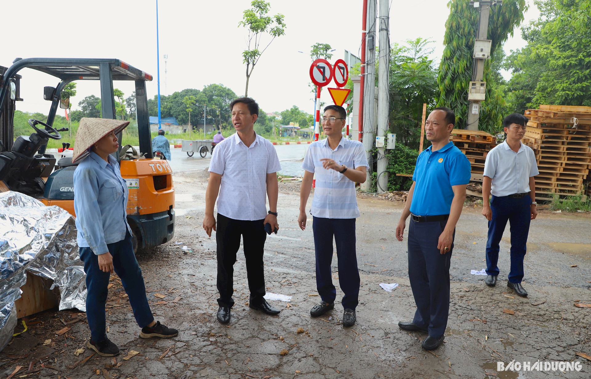 Bí thư Đảng uỷ, Chủ tịch HĐND phường Tứ Minh, TP Hải Dương Lê Công Trung (thứ 3 từ trái) trực tiếp xuống cơ sở tuyên truyền, vận động, xử lý vi phạm liên quan đến trật tự đô thị