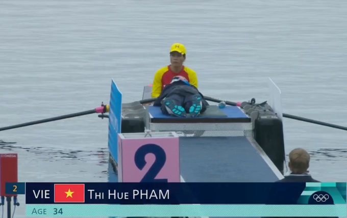 Phạm Thị Huệ trước khi thi đấu vòng loại thuyền đơn nữ rowing Olympic Paris 2024 chiều 27/7.