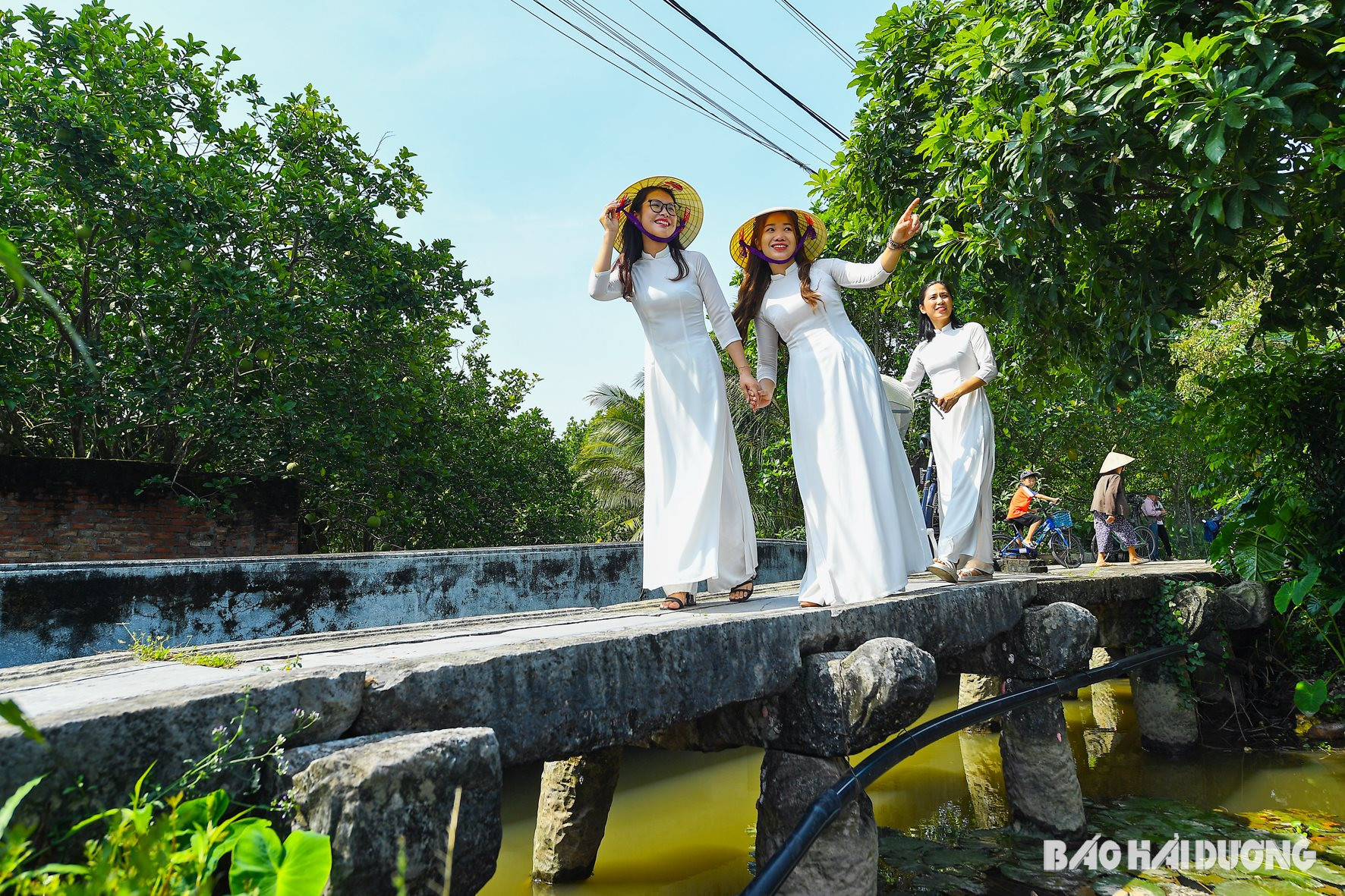 Các trụ cầu được chạm trổ vân mây-một họa tiết thường được sử dụng trang trí trong kiến trúc cổ