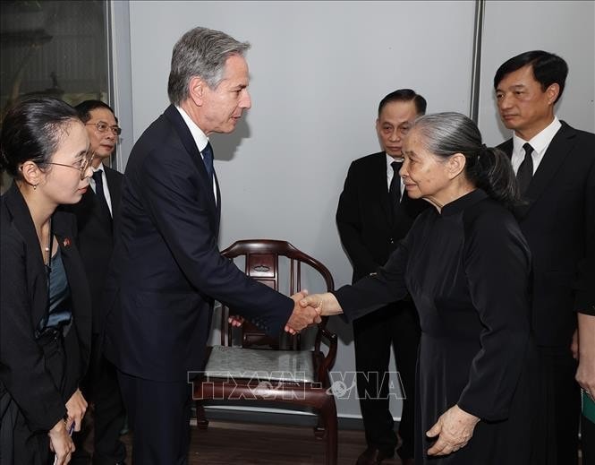 US Secretary of State Antony Blinken expresses condolences to Party General Secretary Nguyen Phu Trong's spouse Madam Ngo Thi Man (right) (Photo: VNA)