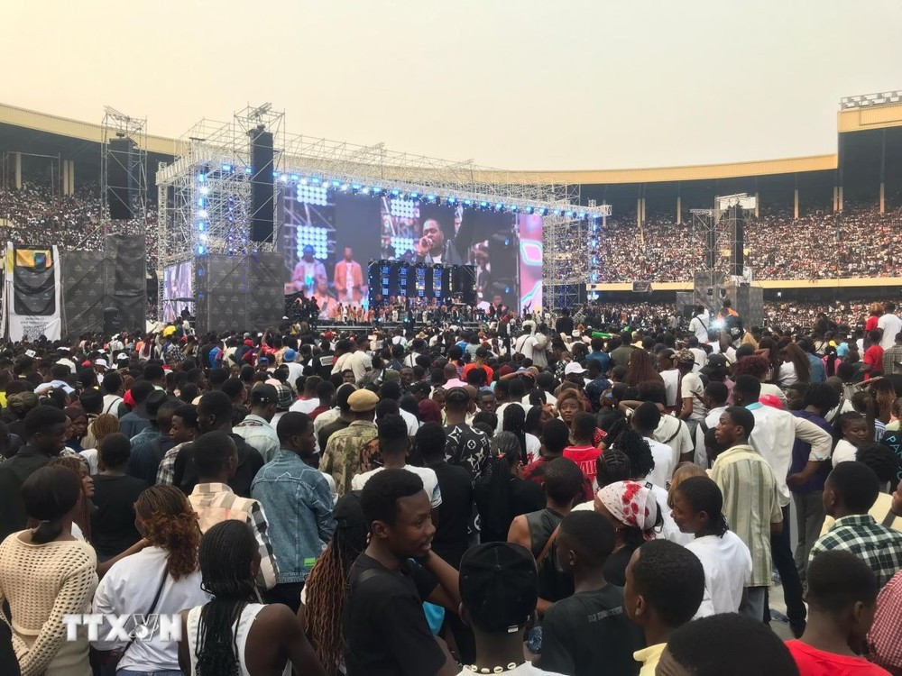 Khán giả tham dự buổi hòa nhạc tại sân vận động Stade de Martyrs ở Kinshasa, CHDC Congo, ngày 27/7. (Ảnh: THX/TTXVN)