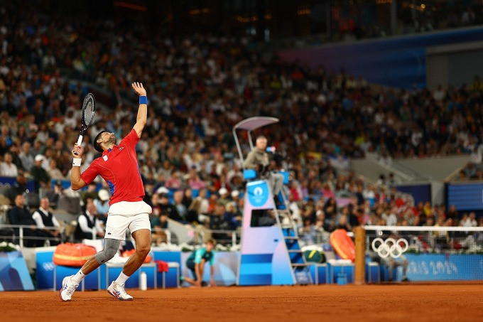 Djokovic giao bóng ở trận gặp Ebden, trên sân Philippe Chatrier, Paris hôm 27/7. Ảnh: Reuters