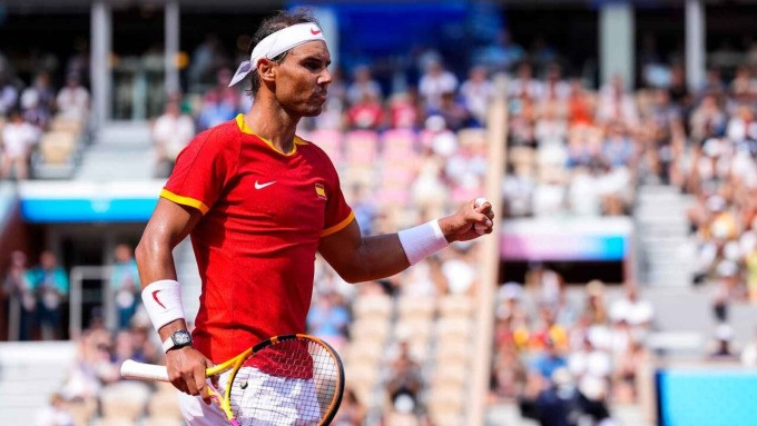 Nadal mừng một điểm thắng ở trận gặp Fucsovics, trên sân Philippe Chatrier, Paris hôm 28/7. Ảnh: Reuters