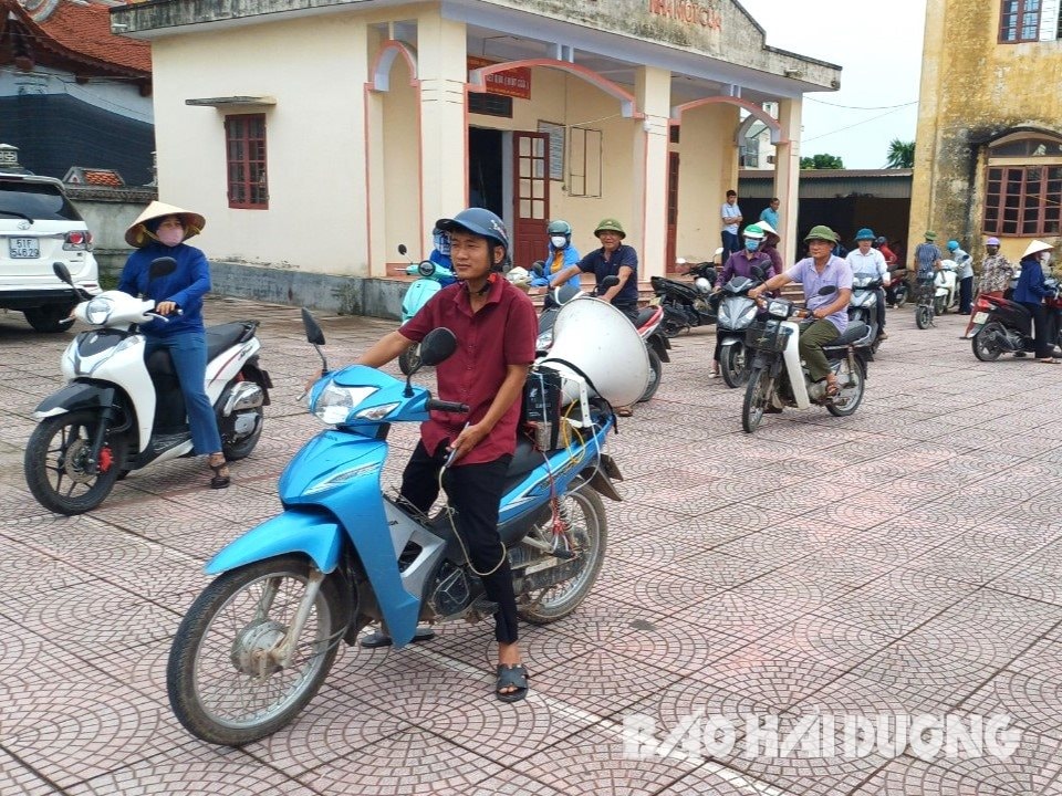 Đoàn Thanh niên xã Thanh Quang tuyên truyền cách phòng chống bệnh SXH trên các tuyến đường chính của xã