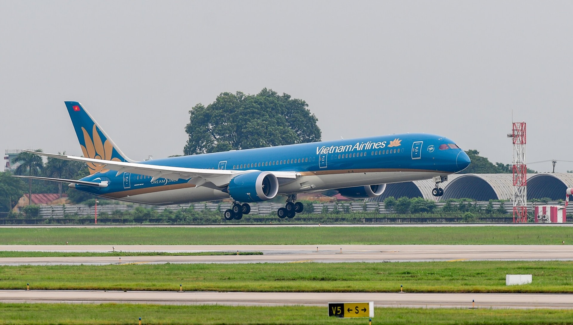 Chiếc Boeing 787-10 thứ 5 của Vietnam Airlines hạ cánh tại sân bay Nội Bài ngày 31/7.