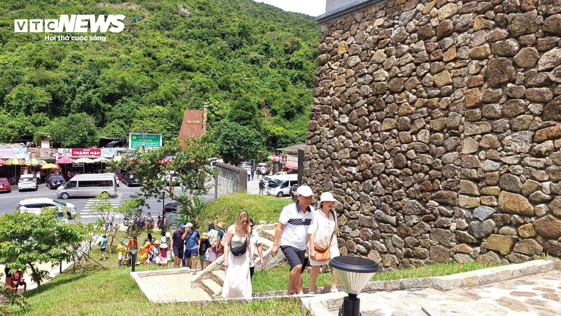 Du khách hào hứng check-in Di tích Hải Vân Quan trong ngày đầu mở cửa trở lại - 2