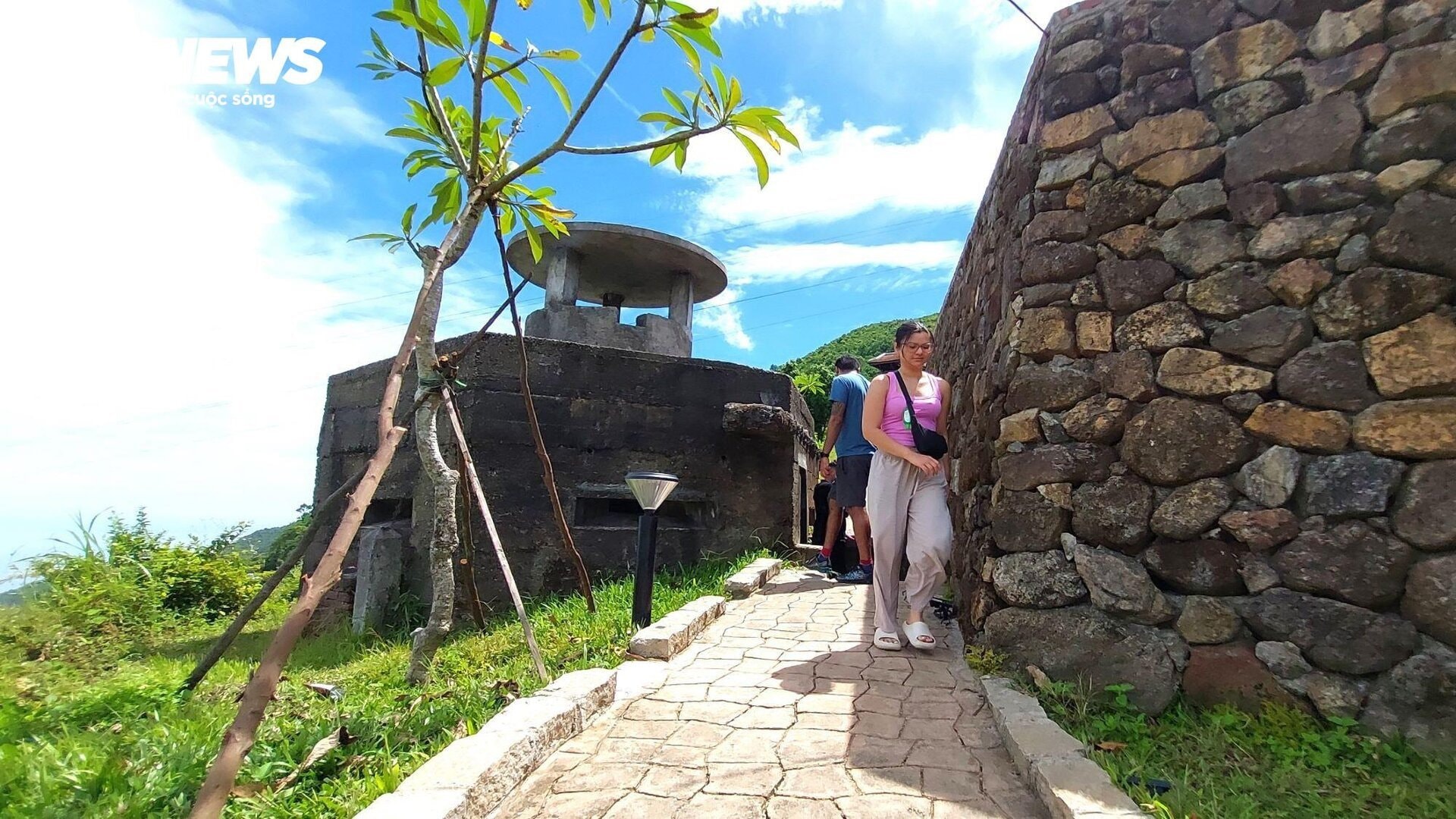 Du khách hào hứng check-in Di tích Hải Vân Quan trong ngày đầu mở cửa trở lại - 10