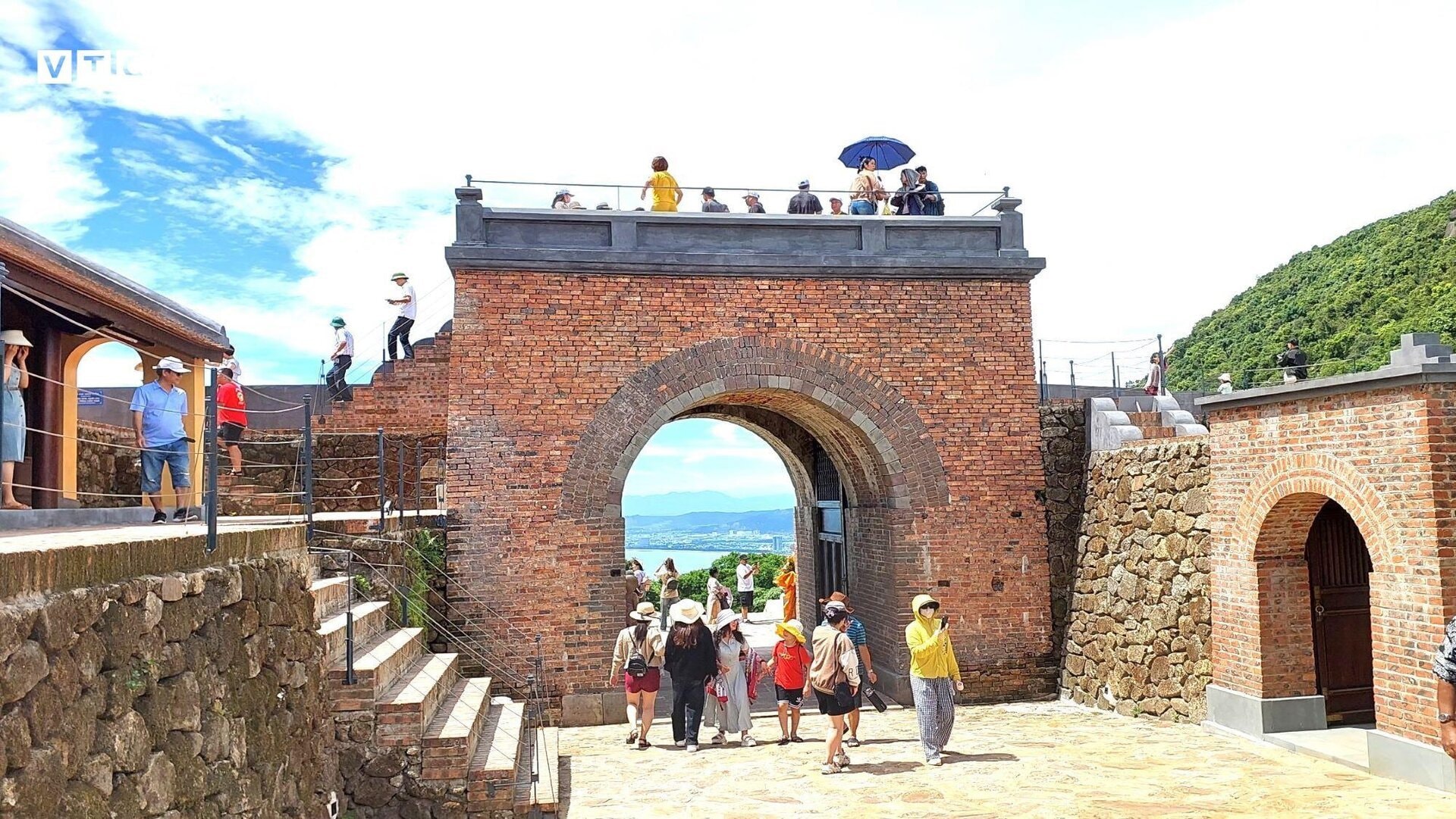 Du khách hào hứng check-in Di tích Hải Vân Quan trong ngày đầu mở cửa trở lại - 3