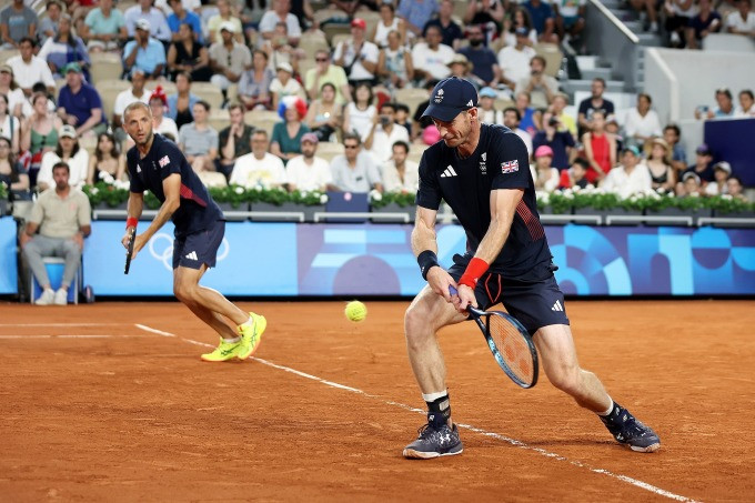 Murray (phải) đánh trái tay trong trận tứ kết đôi nam Olympic 2024, trên sân Suzanne Lenglen, Paris hôm 1/8. Ảnh: Sky