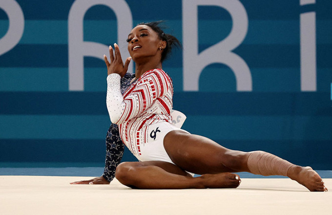 Simone Biles trong bài thể dục sàn góp phần giúp cô đoạt HC vàng toàn năng cá nhân nữ cho Mỹ tại Olympics Paris ngày 1/8/2024. Ảnh: Reuters