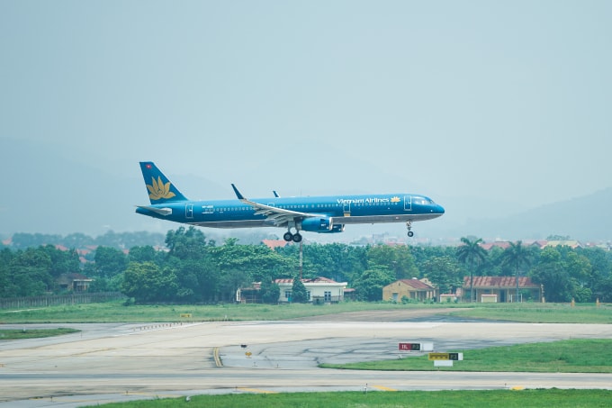 Một máy bay Vietnam Airlines đang hạ cánh tại sân bay Nội Bài. Ảnh: Lưu Quý