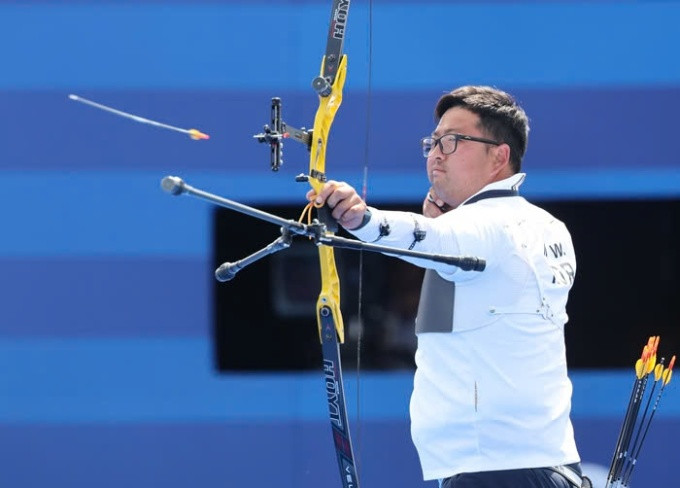 Kim Woo-jin trong phần thi bắn cung tại Olympic 2024. Ảnh: Yonhap