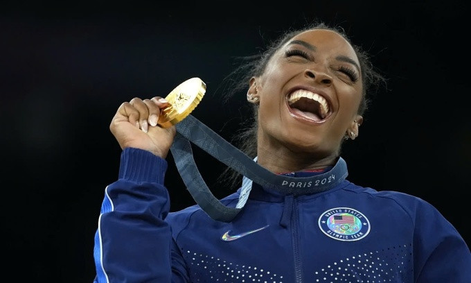 Simone Biles với HC vàng nhảy chống, thể dục dụng cụ tại nhà thi đấu Bercy, thành phố Paris, Pháp, ở Olympic 2024 tối 3/8. Ảnh: AP