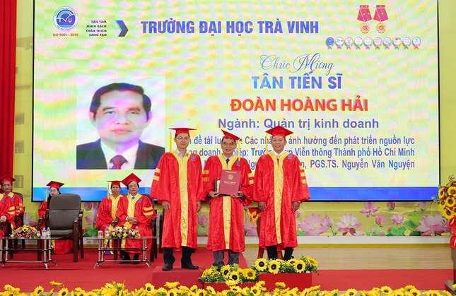 Cụ ông 73 tuổi tốt nghiệp tiến sĩ ảnh 2